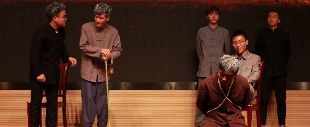 川大锦江学院上演“演员的诞生” 剧组走红毯亮相 