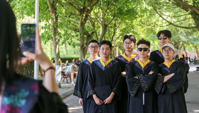 2025届毕业生合影 定格最生动的青春