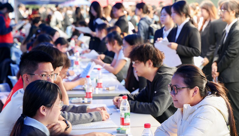 187家单位携岗超6000揽才<br>川大锦江学院举行秋季大型校园双选会